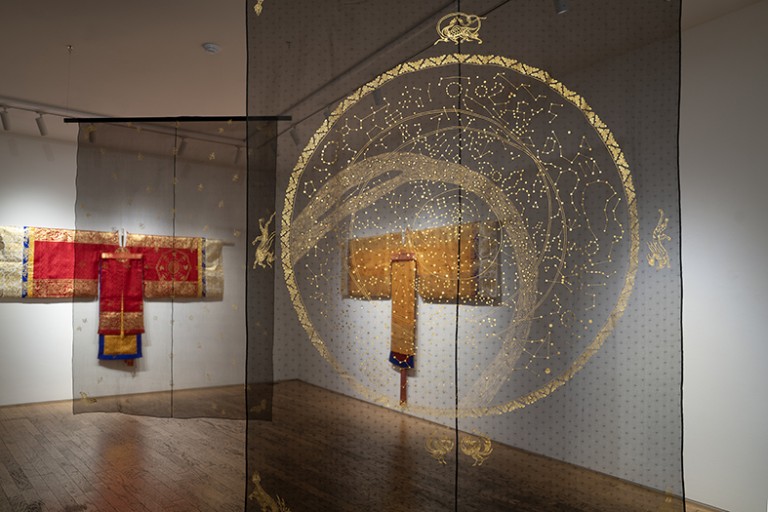 &lt;우주를 새기며&gt; 전시전경 | 홍원삼, 황원삼, 면사포, 천상열차분야지도